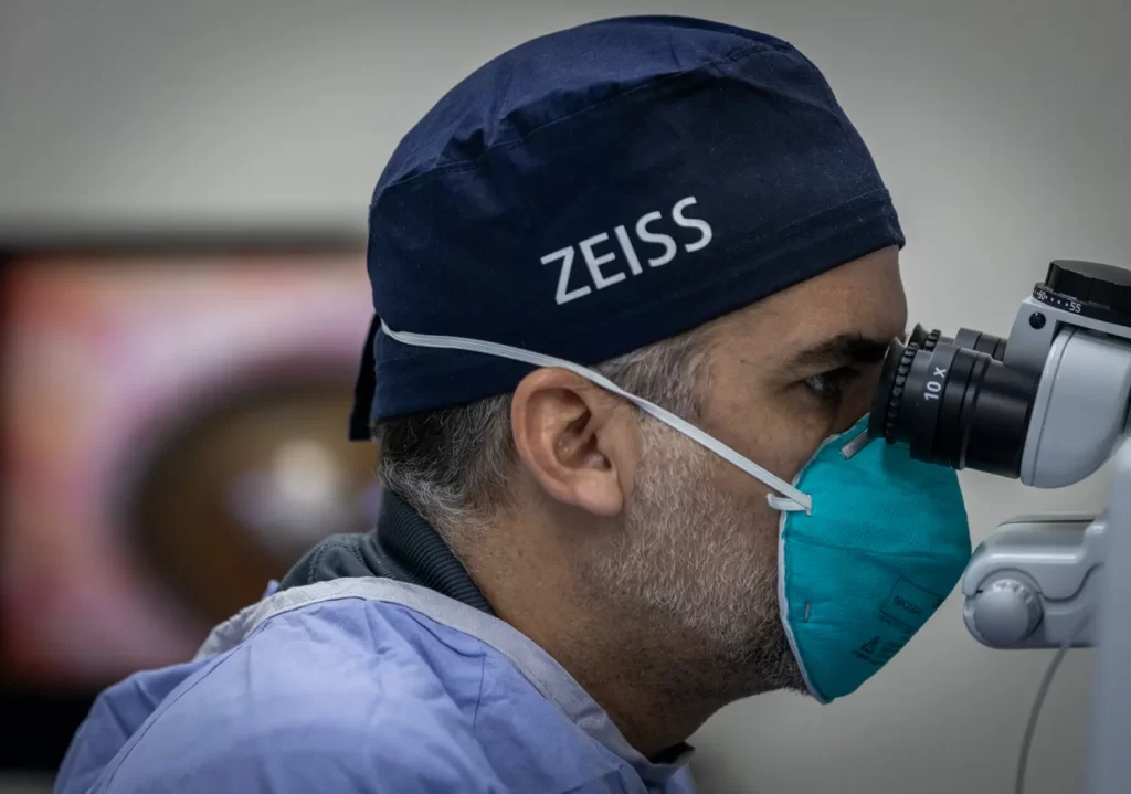 Cirugía LASIK con láser para corregir miopía, hipermetropía y astigmatismo de forma segura.