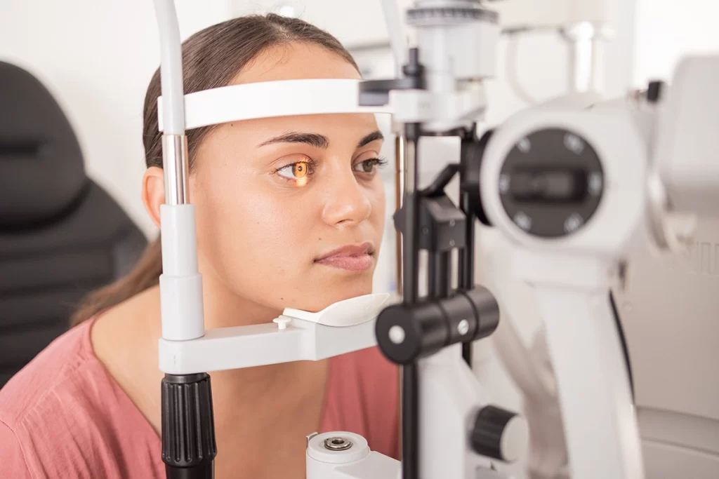 Oftalmólogo realizando evaluación de la salud visual con tecnología avanzada.